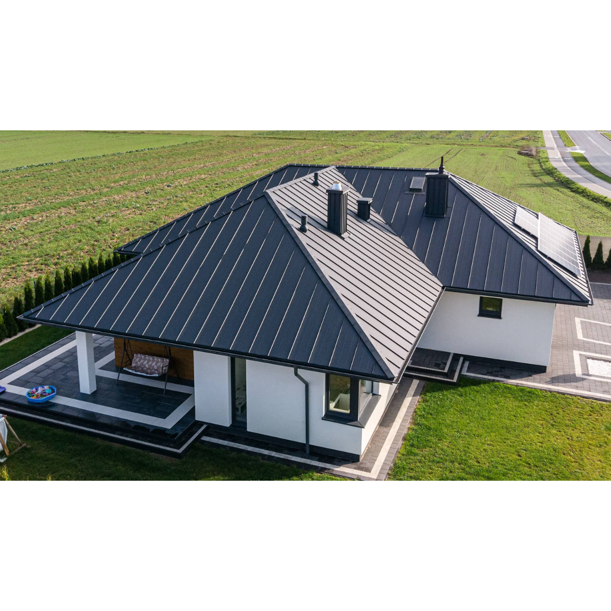 Stehfalz-Dachpaneel Iron Click in Anthrazit mit Prägung auf Dach montiert